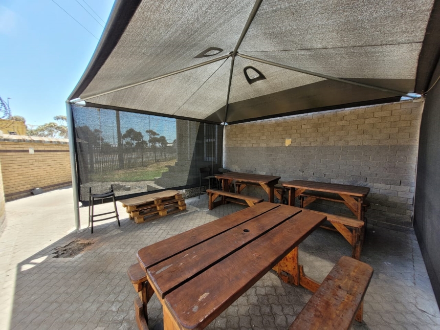 To Let commercial Property for Rent in Killarney Gardens Western Cape